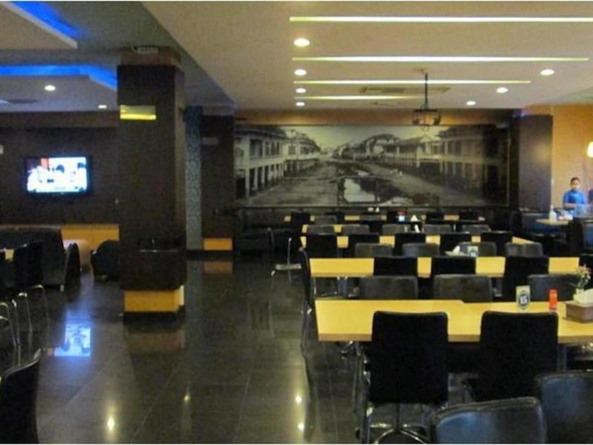 Hotel Kini Pontianak Esterno foto