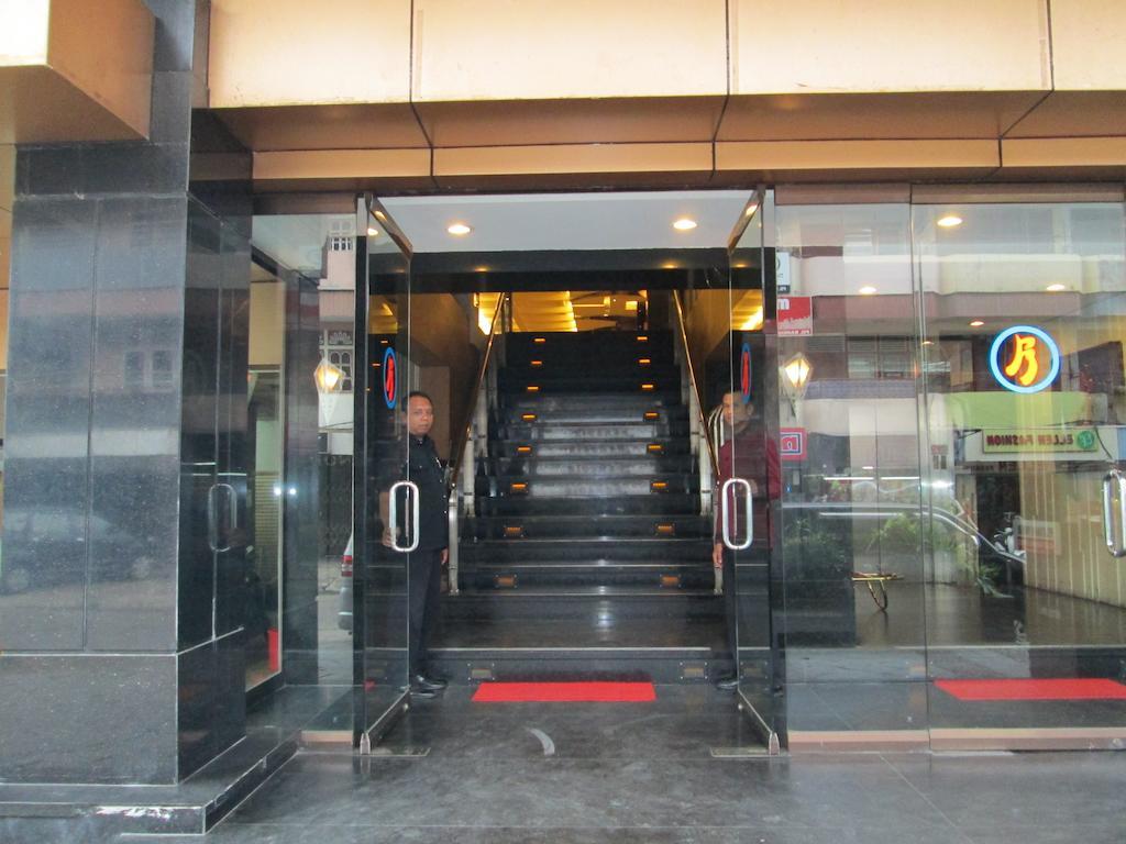 Hotel Kini Pontianak Esterno foto